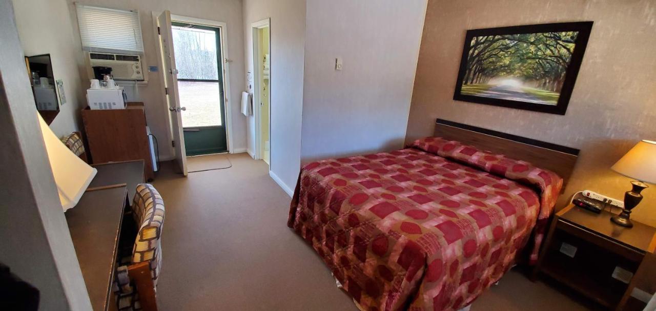 Pinewood Inn Barrys Bay Экстерьер фото
