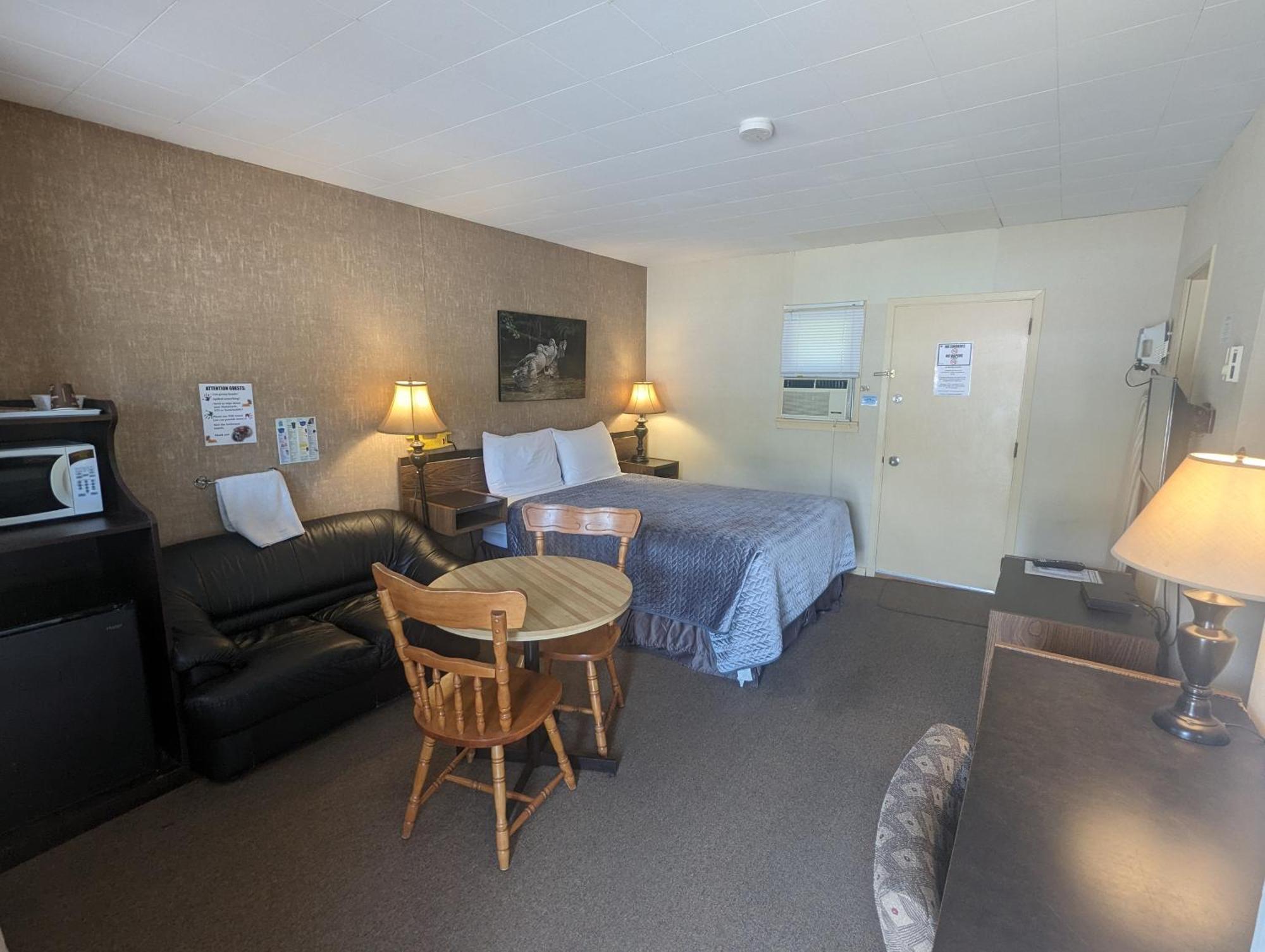 Pinewood Inn Barrys Bay Экстерьер фото
