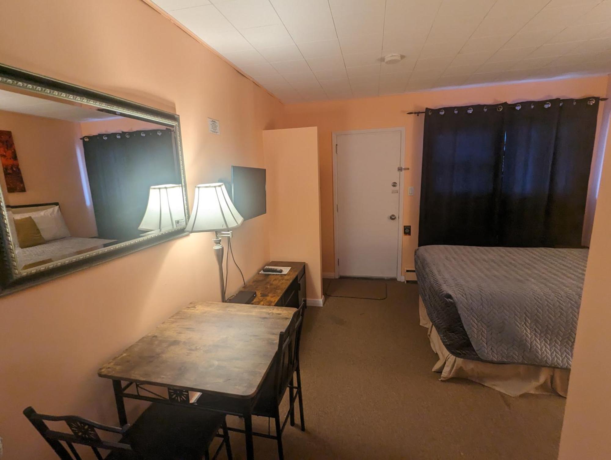 Pinewood Inn Barrys Bay Экстерьер фото